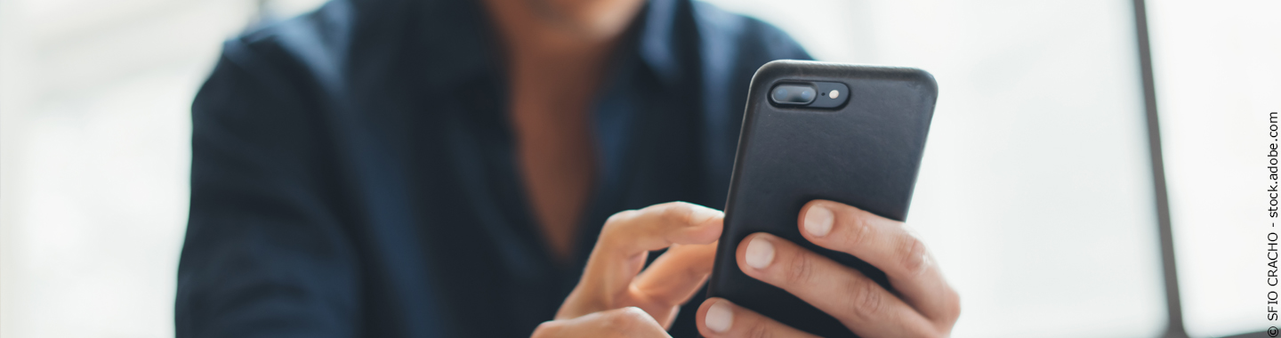 Foto Mann mit Smartphone